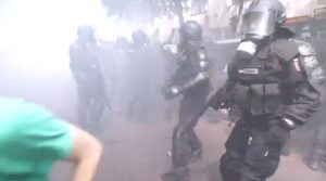 France labour dispute: Riot police in Paris battled protesterd, 26 May 2016.