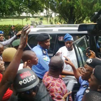 Olu Falae emerges from a car shorty after his release by captor, 24 Sept 2015.