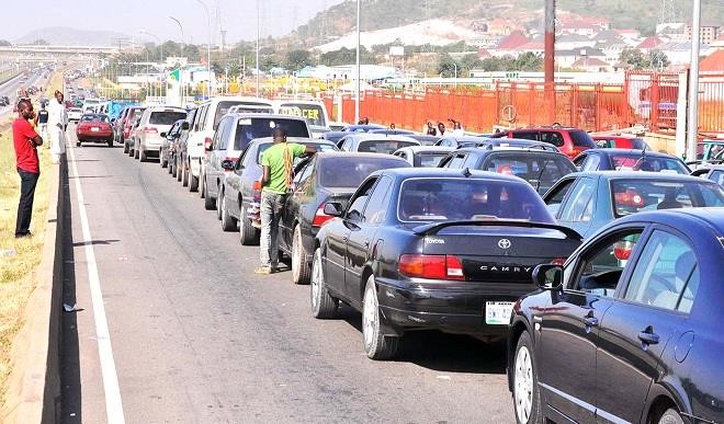 Motorists queue for fuel at NNPC Filling Station along Kubwa Expressway in Abuja. (Image credit: Daily Post)