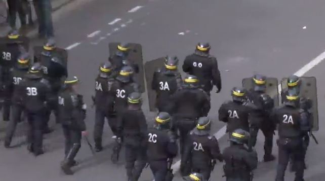 France labour dispute: Riot police in Paris battled protesterd, 26 May 2016