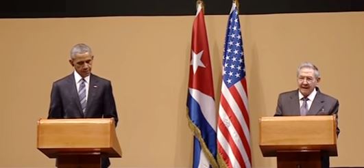 Barack Obama (L) and Raul Castro in 2016